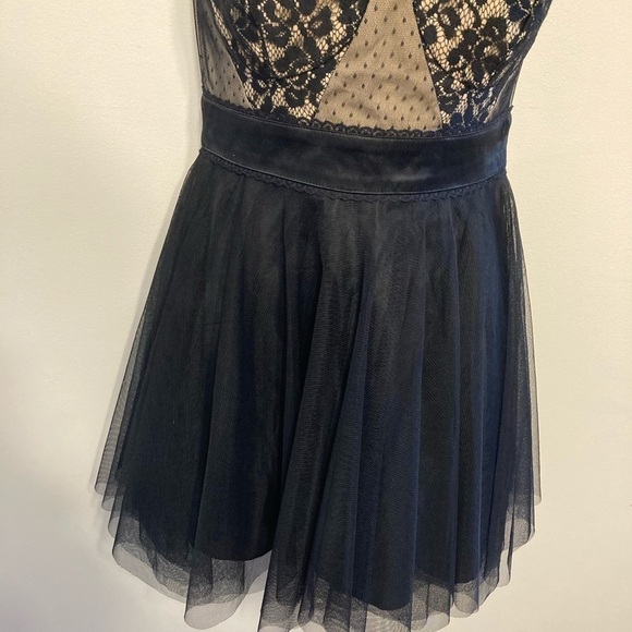 🌼 3/$20 Gorgeous strapless cocktail dress - Picture 5 of 9